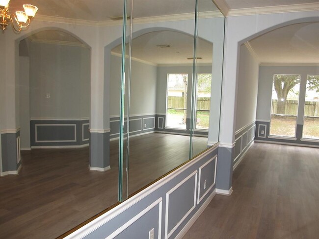 Building Photo - 8819 Diamond Lake Ln