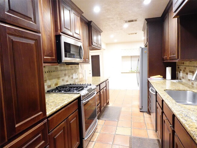 Building Photo - 6215 Pinole Forest Dr