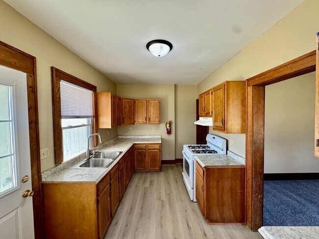 Foto del edificio - Updated 3BR End-Unit Townhome Across from Stephens Park – Moline