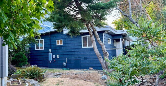 Building Photo - MOVE IN SPECIAL!! Newly Updated 4 Bedroom ...