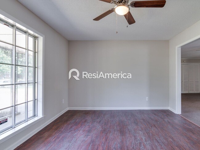 Building Photo - 3BR/2B Renovated Lake House Available For ...