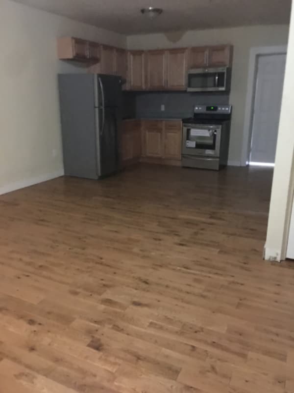 Primary Photo - 182 Diamond St