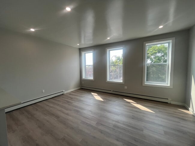 Building Photo - 1019 Sutter Ave