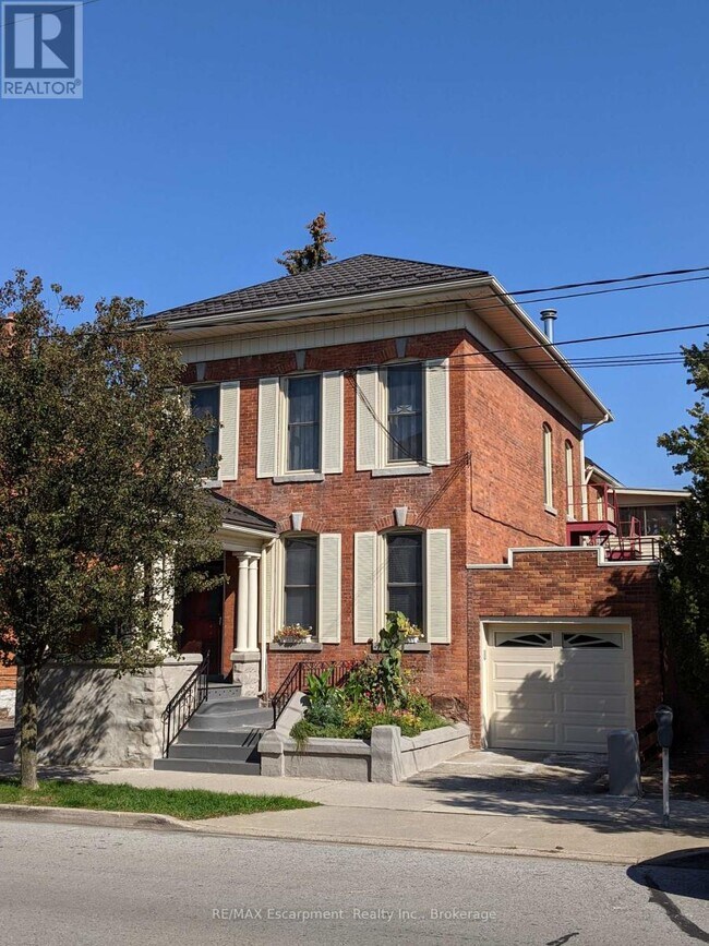Building Photo - 158 James St