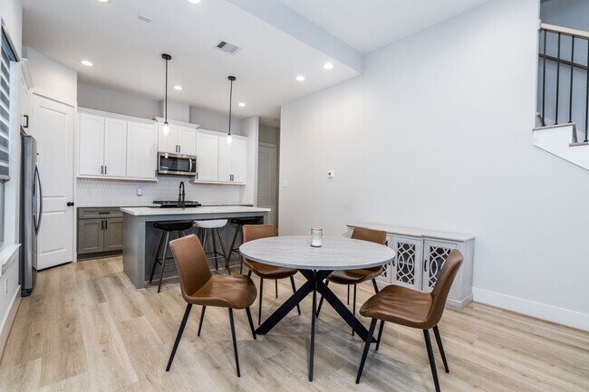 Foto del edificio - 5355 Creekmont Oaks Ln