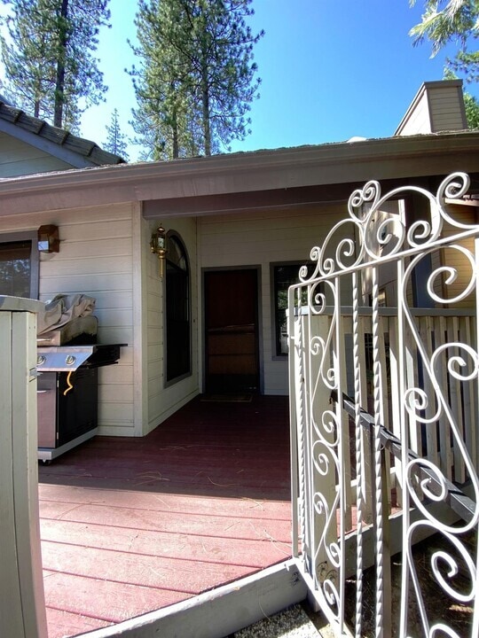 Entry - 40506 Saddleback Rd