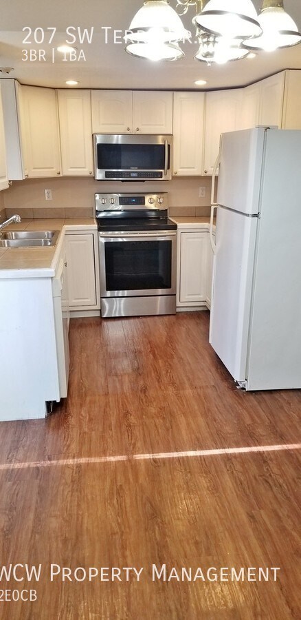 Building Photo - Totally updated ranch style home! Super pr...
