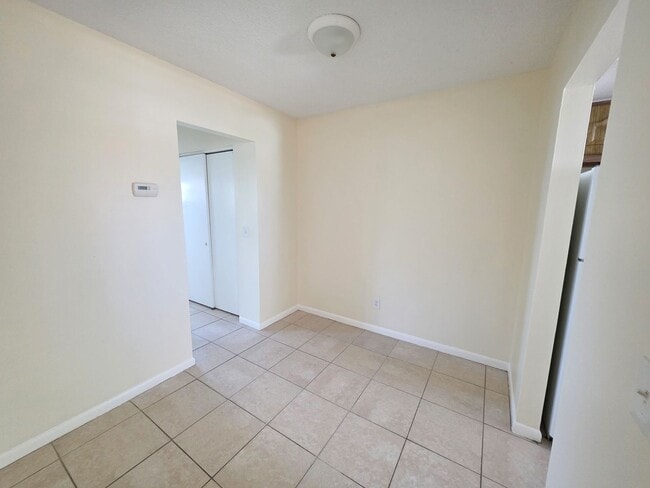 Building Photo - Bright and Clean 1 Bed 1 Bath 2nd Floor Apartment