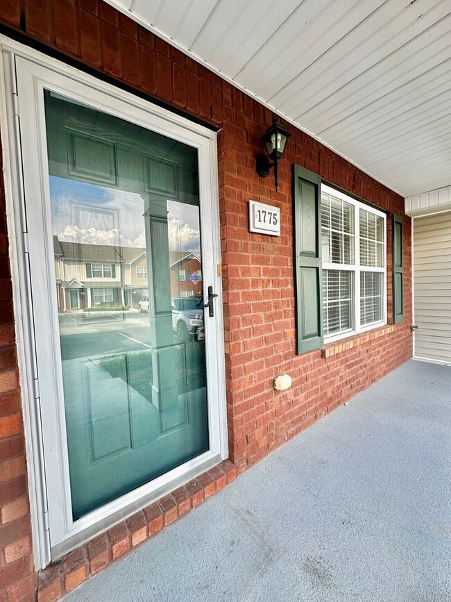 Building Photo - 2 Bedroom Townhouse near Lenox Village.