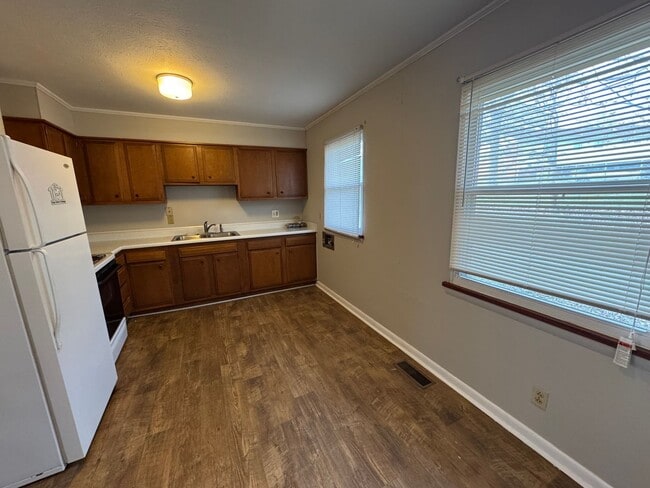 Building Photo - 937/939 E 6TH Ave