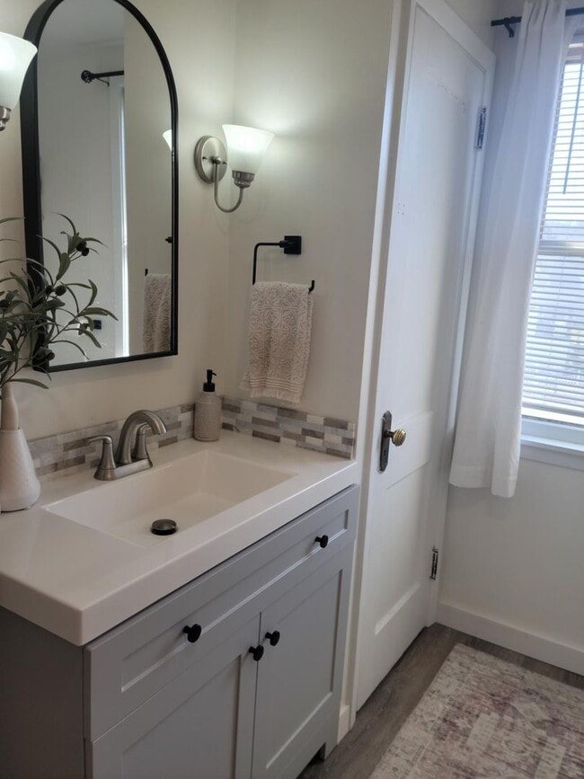Foto del edificio - 3-bedroom, 1-bathroom home located on the picturesque Neville Island, PA.