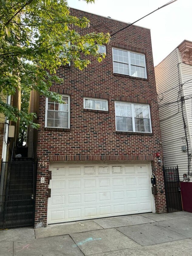 711 7th St Unit 3, Union City, NJ 07087 Room for Rent in Union City