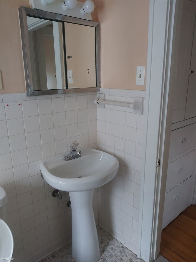 Building Photo - 2 br, 1 bath Apartment - 158 Mark Ave