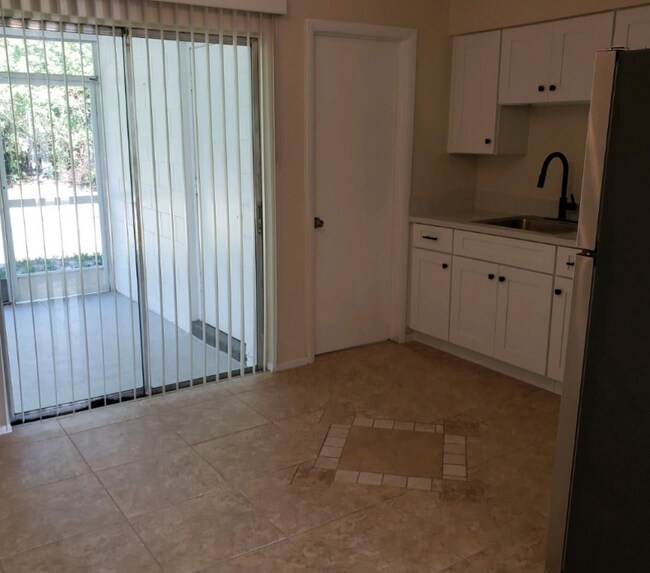 Piso de baldosas nuevo en toda la casa. - 745 Lunar Lake Cir
