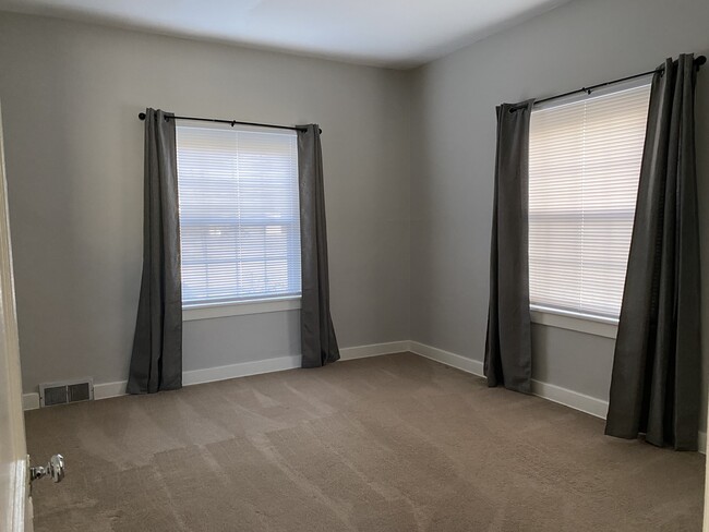 Spacious bedroom area - 441 Carnahan Ave