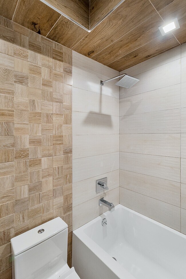 Foto del edificio - Welcome to #2R at 581 Fairview Avenue!