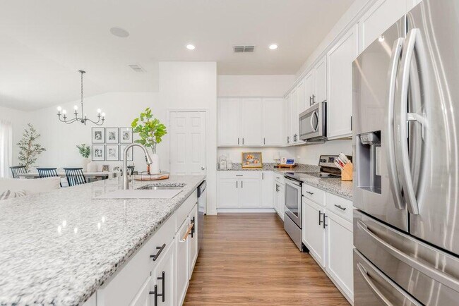 Building Photo - 5940 NW Pine Trail Cir
