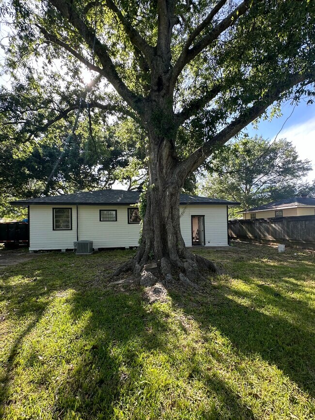 Building Photo - 3338 Marguerite Dr