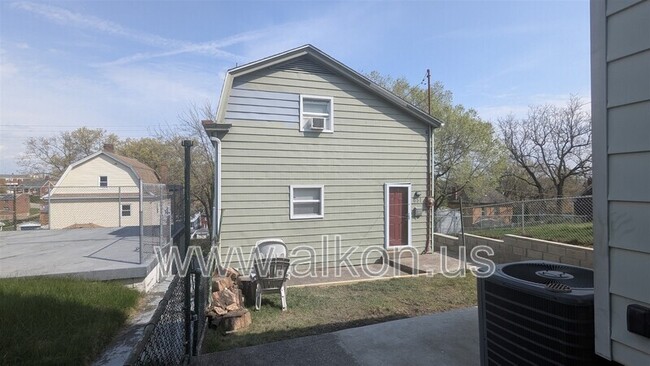 Building Photo - 651 Bigelow St