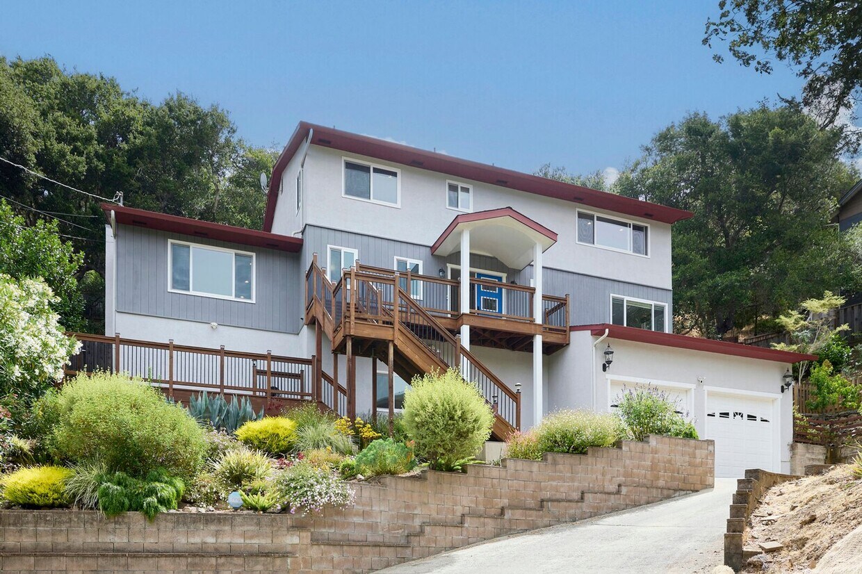 Foto principal - For Rent: Spacious Belmont Home with Upgra...