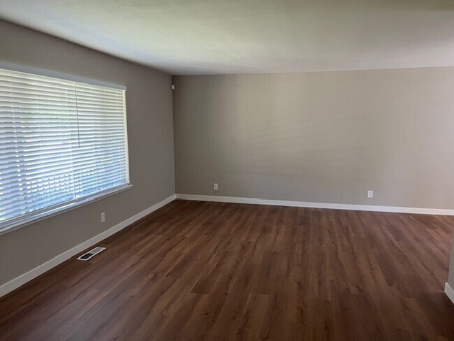 Building Photo - 4 bedroom home In Blossom Valley