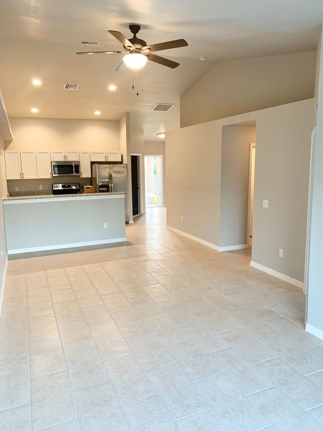 Foto del edificio - Like New DUPLEX 3 bedroom, 2 bath, 1 car g...