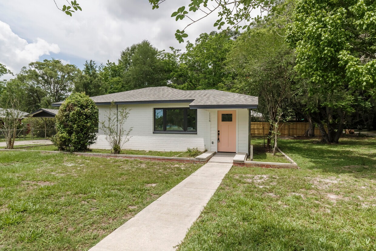 Primary Photo - 1116 NE 11th Ter