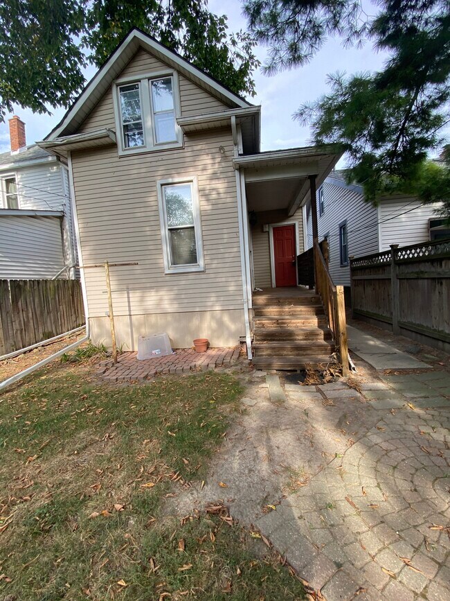 Upper Entrance - 1083 Lakepointe St