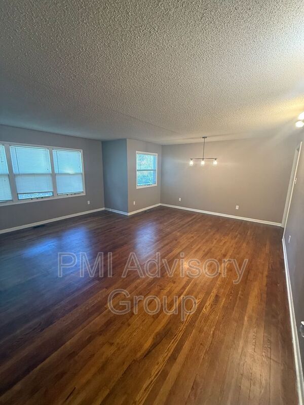 Building Photo - 1643 SW Knollwood Dr