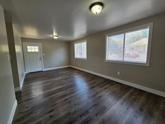 Foto del edificio - Updated 4 Bed Home with Large Yard