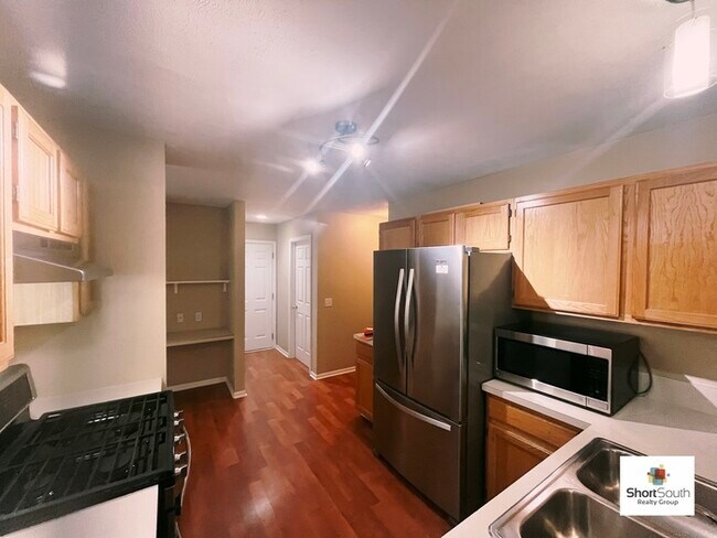 Building Photo - 3 Bed 3.5 Bath Executive Townhome For-Rent...