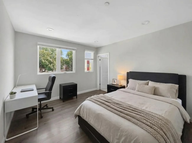 Building Photo - 1334 W 37th Pl