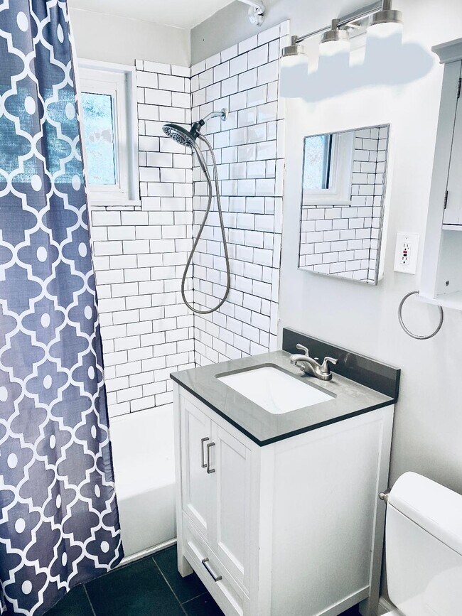 Main Level Bathroom - 3125 King St