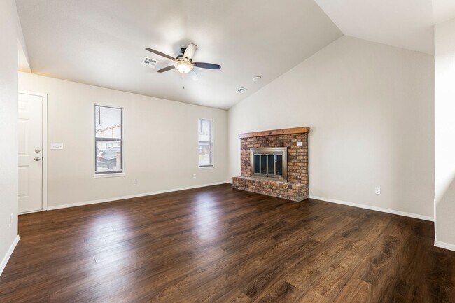 Building Photo - Spacious 2/2 duplex in a great location