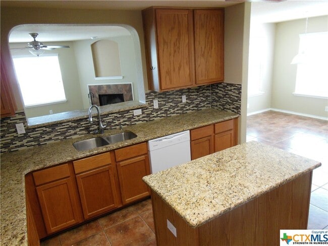 Building Photo - 2473 Angelina Dr