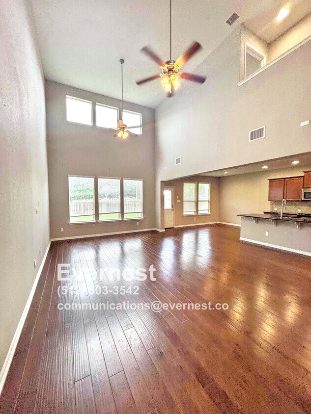 Primary Photo - 3-Bedroom Home with Modern Amenities / Pet...