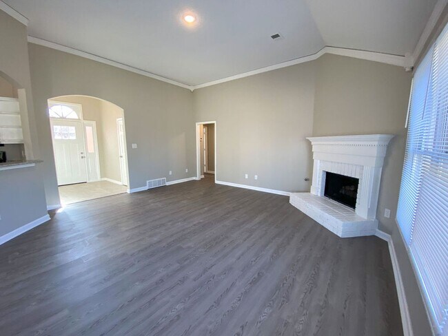 Building Photo - 4 bed, 2 bath in Cordova with ss appliance...
