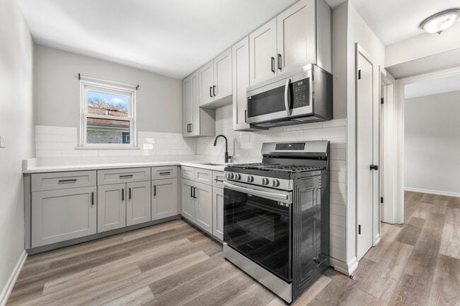 Building Photo - 740 E North Broadway St