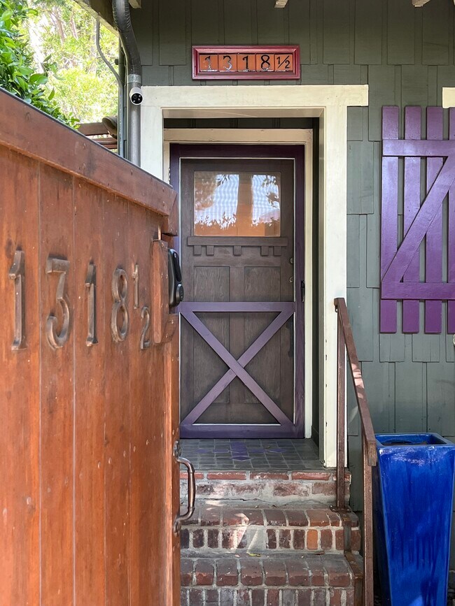 Puerta principal/patio - 1318 N McCadden Pl