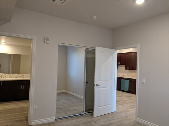 Building Photo - 7343 Reseda Blvd
