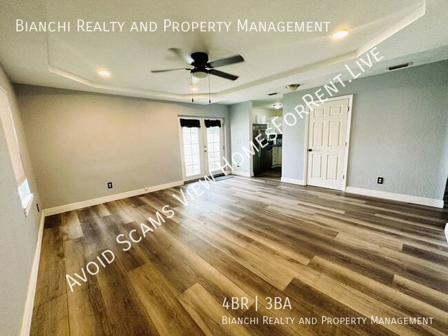 Building Photo - 4/2.5 St Pete Home, Easy Access to Downtow...
