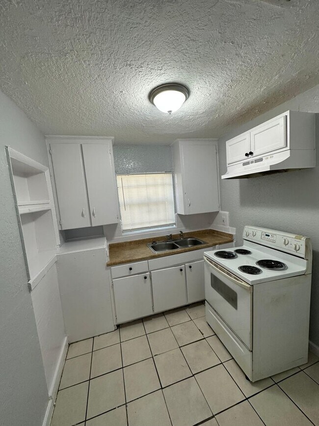 Building Photo - Fully Renovated  Single Family House - 1/1...