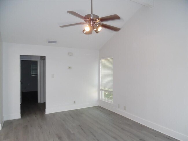 Foto del edificio - 7400 Dixie Dr