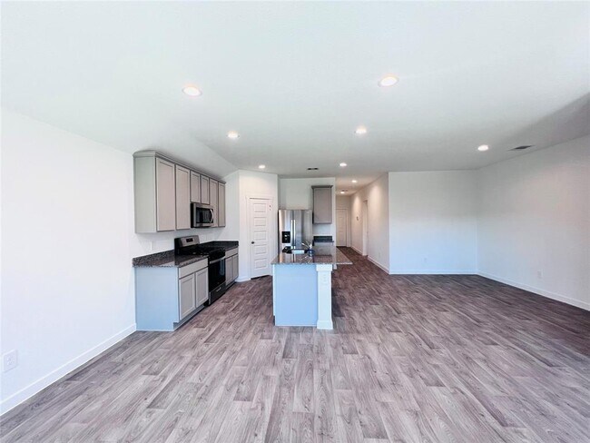 Building Photo - 31639 Featherstone Trl