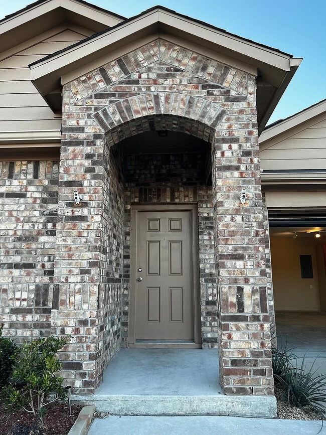 Building Photo - Room in House on Riparian Rd