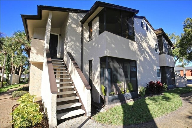 Building Photo - Beautiful Remodeled 2/2 Winter Park Condo ...