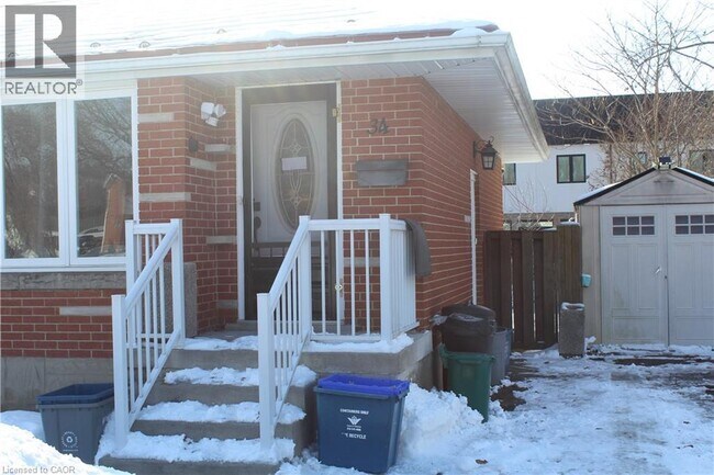 Photo du bâtiment - 34 Radford Ave