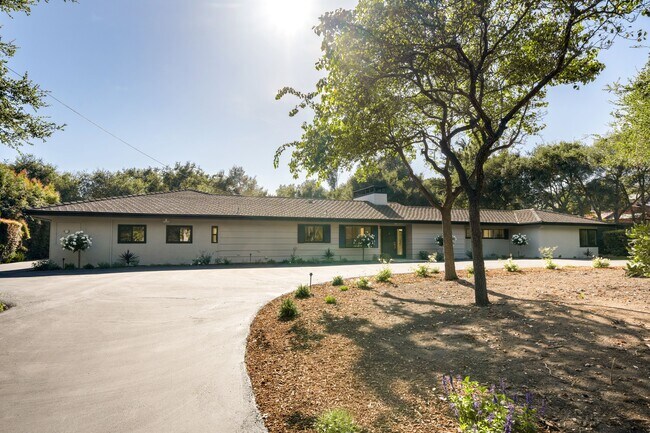 Foto del edificio - 579 Hot Springs Rd