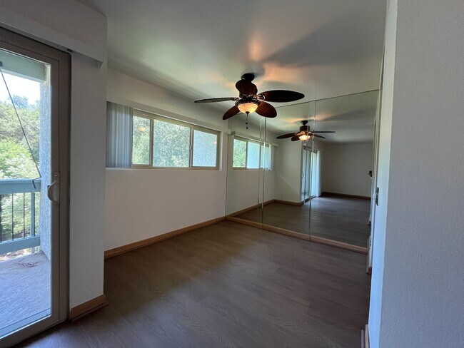 Foto del edificio - MOVE-IN READY! 2+2 w/lake access + 1 blk f...