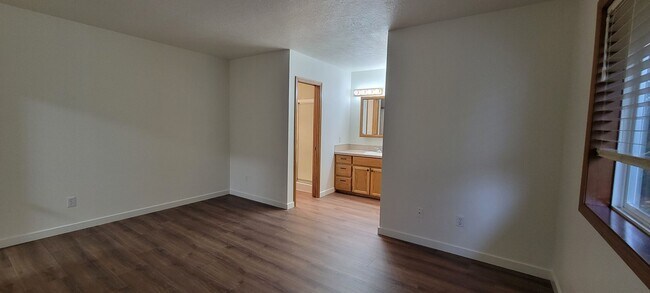 Foto del edificio - 1421 NE Hoffman Dr